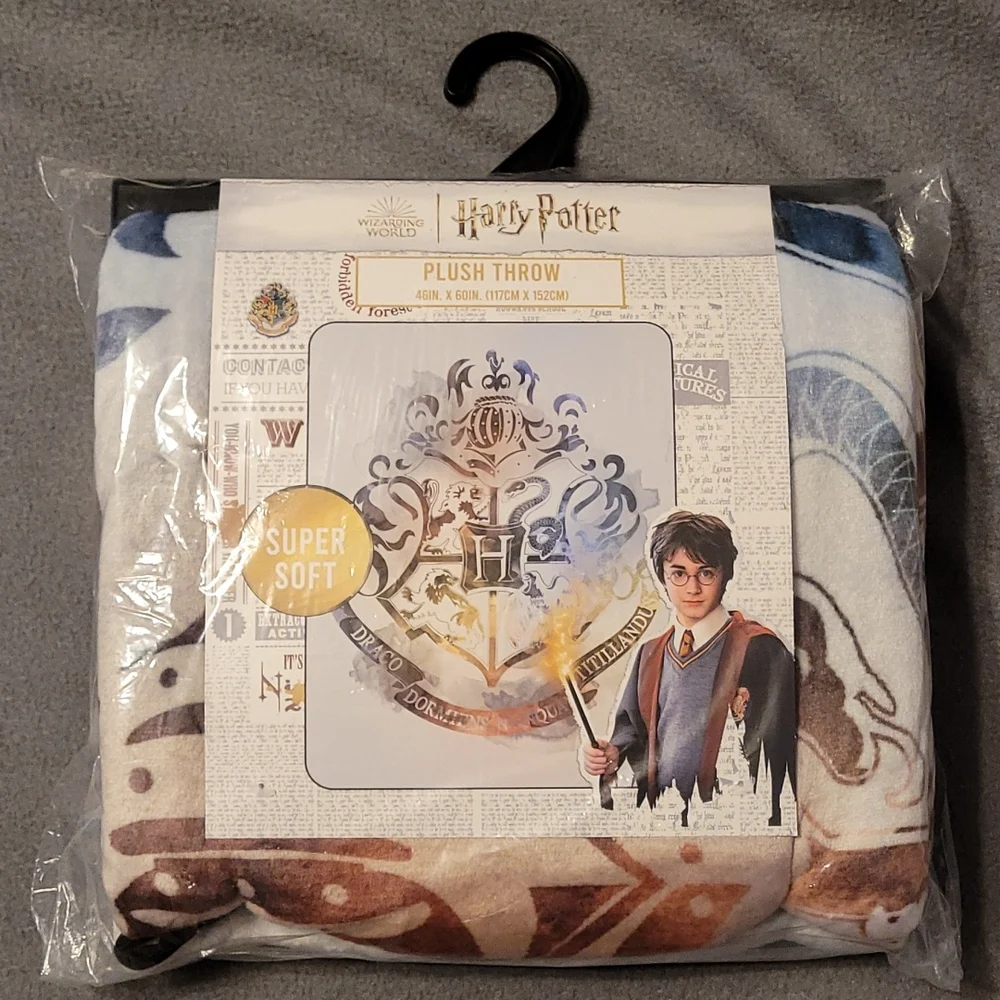 Harry Potter Hogwarts Crest Plush Throw - Picture 2 of 4